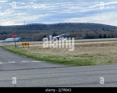 Schüler der Berufs- und Landwirtschaftsschule Smith besuchen den Kampfflügel 104. am 6. Mai 2022 auf der Barnes Air National Guard Base, Massachusetts. Die Studenten konnten 104FW F-15Cs beim Start beobachten. Die Studenten besuchten die Feuerwehr, das Geschwader der Sicherheitskräfte und das Geschwader der Logistikbereitschaft. Das 104FW Public Affairs Team hat von April bis Oktober ein jährliches Basis-Tourprogramm, das für kommunale Jugendgruppen und lokale Arbeitgeber offen ist, um Partnerschaften zu stärken. (US Air National Guard Fotos von Meister Sgt. Lindsey S. Watson) Stockfoto