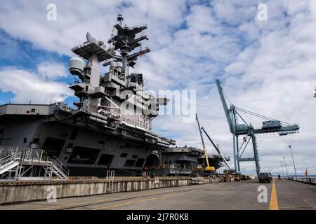 Besatzungen laden auf den Flugzeugträger USS Nimitz (CVN 68) Munitionsmaterial, um sich auf zukünftige Routineoperationen während eines Besuchs im Naval Magazine Indian Island, Washington, am 9. Mai 2022 vorzubereiten. Indian Island ist der einzige Tiefwasser-Munitionshafen der US Navy an der Westküste, wo die Anlage Schiffen von Zerstörern bis zu U-Booten und Flugzeugträgern konventionelle Rüstungsunterstützung bieten kann. (USA Navy Foto von Mass Communication Specialist 2. Class Gwendelyn L. Ohrazda) Stockfoto