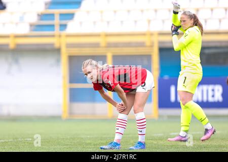 Mailand, Italien. 7.. Mai 2022. Italien, Mailand, Mai 7 2022: Sara Thrige (Mailänder Mittelfeldspielerin) hilft Teamkollegen in der zweiten Halbzeit beim Fußballspiel FC INTER gegen AC MAILAND, Women Serie A 2021-2022 day21 Breda Stadium (Bildnachweis: © Fabrizio Andrea Bertani/Pacific Press via ZUMA Press Wire) Stockfoto