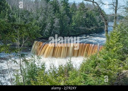 Eine frühe Frühlingsansicht der oberen Tahquamenon Fälle auf der oberen Halbinsel von Michigan Stockfoto