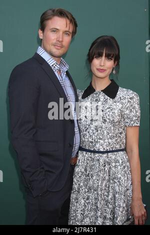 LOS ANGELES - JUL 8: John Reardon, Meghan Ory bei den Crown Media Networks 2014. Juli TCA Party im Private Estate am 8. Juli 2014 in Beverly Hills, CA Stockfoto