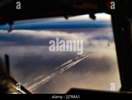 Eine B-52H-Stratofortress, die der Bombenschwadron 69. aus der Minot Air Force Base zugewiesen wurde, fliegt am 3. Mai 2022 über North Dakota. Mit dem letzten B-52H-Modell, das im Oktober 1962 ausgeliefert wurde, ist der Rahmen das älteste einsatzfähige Flugzeug der US-Luftwaffe und wird voraussichtlich bis 2050 in Betrieb bleiben. (USA Luftwaffe Foto von Senior Airman Michael A. Richmond) Stockfoto