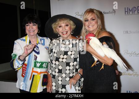 LOS ANGELES - 14. MAI: Jo Anne Worley, Ruta Lee, Catherine Hickland beim VIP-Empfang „Debbie Reynolds – The Auction Finale“; Auktion von www.ProfilesInHistory.com im Debbie Reynolds Dance Studio am 14. Mai 2014 in North Hollywood, CA Stockfoto