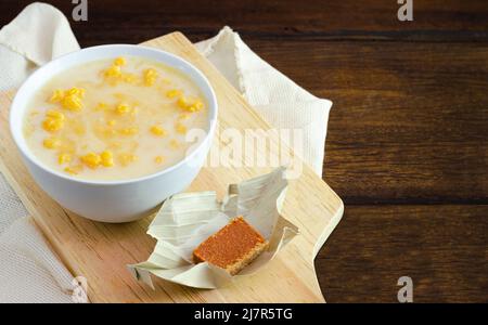 Traditionelles kolumbianisches Essen namens Mazamorra, basierend auf gekochtem Mais, der in Milch aufgelöst wurde, begleitet von süßem Guava (genannt Bocadillo). Dunkler Hintergrund. Stockfoto