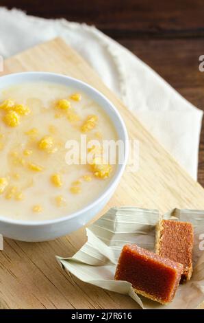 Traditionelles kolumbianisches Essen namens Mazamorra, basierend auf gekochtem Mais, der in Milch aufgelöst wurde, begleitet von süßem Guava (genannt Bocadillo). Dunkler Hintergrund. Stockfoto