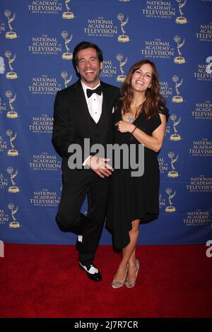 LOS ANGELES - JUN 20: JD Roberto, Rebecca Budig bei den Creative Daytime Emmy Awards 2014 im The Westin Bonaventure am 20. Juni 2014 in Los Angeles, CA Stockfoto