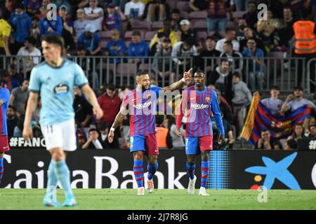 BARCELONA, SPANIEN - 10. MAI: Memphis Depay vom FC Barcelona feiert im Camp Nou am 10. Mai 2022 in Barcelona, SPANIEN, nach einem Tor beim Spiel der La Liga zwischen dem FC Barcelona und der RC Celta de Vigo. (Foto von Sara Aribo/PxImages) Stockfoto