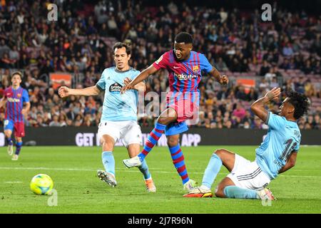 BARCELONA, SPANIEN - 10. MAI: Ansu Fati vom FC Barcelona schießt den Ball während des La Liga-Spiels zwischen dem FC Barcelona und RC Celta de Vigo am 10. Mai 2022 im Camp Nou in Barcelona, SPANIEN. (Foto von Sara Aribo/PxImages) Stockfoto