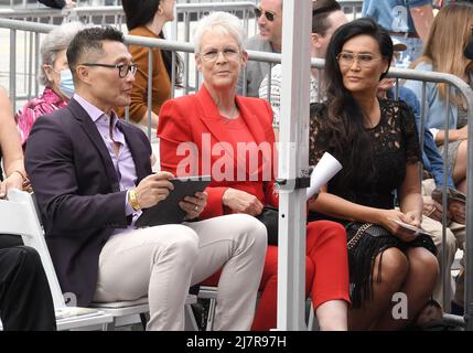 Los Angeles, USA. 10.. Mai 2022. (L-R) Daniel DAE Kim, Jamie Lee Curtis und Tia Carrere beim James Hong Star auf der Hollywood Walk of Fame Zeremonie vor Madame Tussauds Hollywood in Hollywood, CA am Dienstag, dem 10. Mai 2022. (Foto: Sthanlee B. Mirador/Sipa USA) Quelle: SIPA USA/Alamy Live News Stockfoto