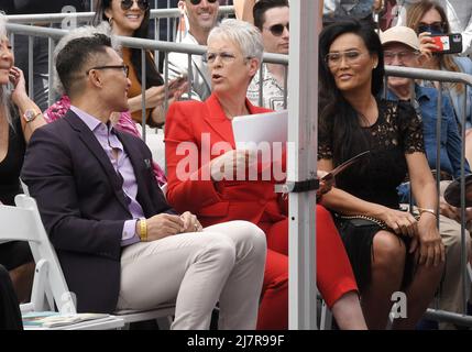 Los Angeles, USA. 10.. Mai 2022. (L-R) Daniel DAE Kim, Jamie Lee Curtis und Tia Carrere beim James Hong Star auf der Hollywood Walk of Fame Zeremonie vor Madame Tussauds Hollywood in Hollywood, CA am Dienstag, dem 10. Mai 2022. (Foto: Sthanlee B. Mirador/Sipa USA) Quelle: SIPA USA/Alamy Live News Stockfoto