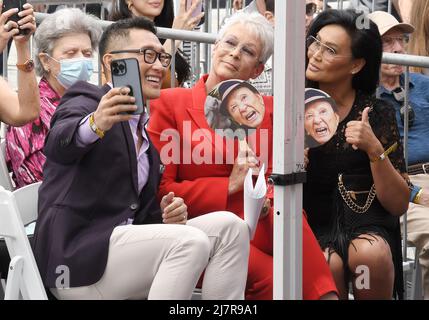 Los Angeles, USA. 10.. Mai 2022. (L-R) Daniel DAE Kim, Jamie Lee Curtis und Tia Carrere beim James Hong Star auf der Hollywood Walk of Fame Zeremonie vor Madame Tussauds Hollywood in Hollywood, CA am Dienstag, dem 10. Mai 2022. (Foto: Sthanlee B. Mirador/Sipa USA) Quelle: SIPA USA/Alamy Live News Stockfoto