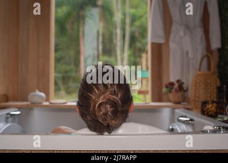 Rückansicht der Frau im Whirlpool Stockfoto