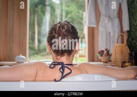 Rückansicht der Frau im Whirlpool Stockfoto