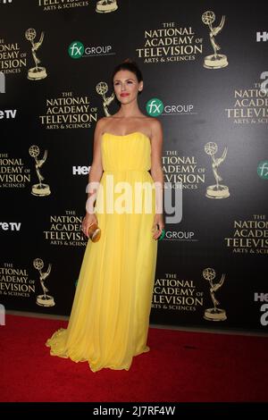 LOS ANGELES - 22. JUNI: Elizabeth Hendrickson bei den Daytime Emmy Awards 2014 kommt am 22. Juni 2014 im Beverly Hilton Hotel in Beverly Hills, CA, an Stockfoto