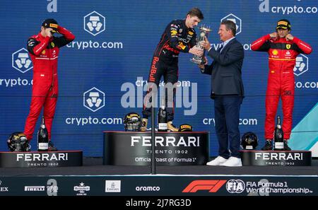 Miami International Autodrome, Miami, USA am 8. Mai 2022 F1 gewann Max Verstappen 1 (NED), Honda Red Bull Racing RB18 erhält die Trophäe vom ehemaligen Miami Dolphins Quarterback Dan Marino während des Formel 1 CRYPTO.COM MIAMI GRAND PRIX 2022, Eleanor Hoad Stockfoto