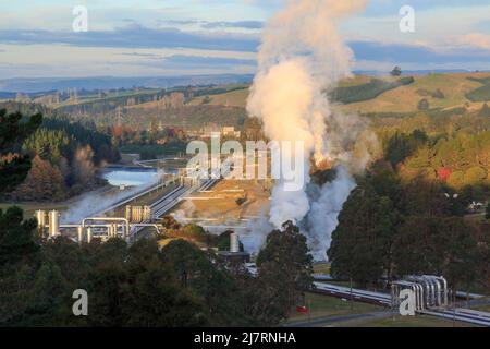 Dampf steigt aus dem Geothermiekraftwerk Wairakei in der Nähe von Taupo, Neuseeland Stockfoto