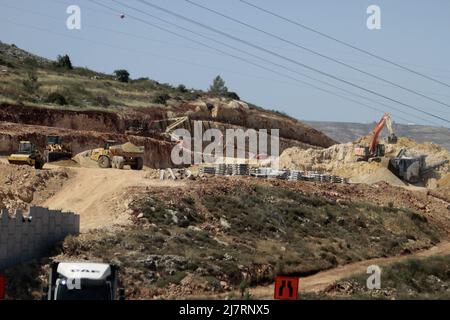 Nablus, Palästina. 10.. Mai 2022. Bulldozer arbeiten daran, eine neue Siedlung im Westjordanland zu errichten, nachdem der israelische Verteidigungsminister Benny Gantz die Einigung des rates von zwei jüdischen Siedlungen zum ersten Mal seit 24 Jahren genehmigt hat. Kredit: SOPA Images Limited/Alamy Live Nachrichten Stockfoto