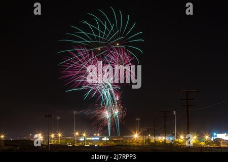 Feuerwerk, das am Nachthimmel über dem Baypark Speedway, einem Veranstaltungsort für Rennen in Mount Maunagnui, Neuseeland, explodiert Stockfoto