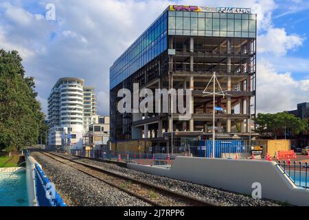 Abriss des alten Westpac-Gebäudes in Tauranga, Neuseeland. Im Hintergrund befindet sich das Hochhaushotel am Devonport Stockfoto