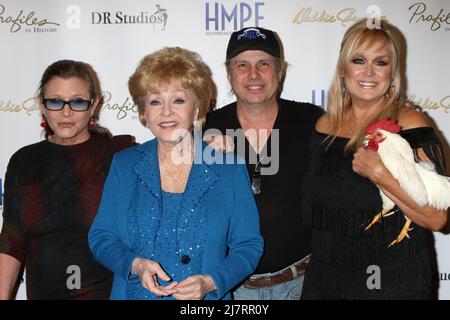 LOS ANGELES - MAI 14: Carrie Fisher, Debbie Reynolds, Todd Fisher, Catherine Hickland Fisher beim VIP-Empfang „Debbie Reynolds – The Auction Finale“; Auktion durchgeführt von www.ProfilesInHistory.com im Debbie Reynolds Dance Studio am 14. Mai 2014 in North Hollywood, CA Stockfoto