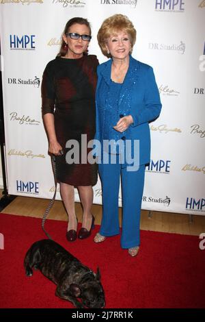 LOS ANGELES - MAI 14: Carrie Fisher, Debbie Reynolds beim VIP-Empfang von 'Debbie Reynolds – The Auction Finale'; Auktion durchgeführt von www.ProfilesInHistory.com im Debbie Reynolds Dance Studio am 14. Mai 2014 in North Hollywood, CA Stockfoto