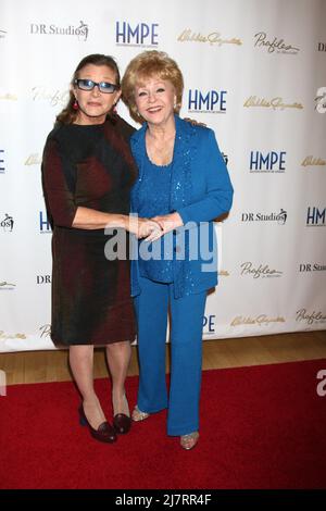 LOS ANGELES - MAI 14: Carrie Fisher, Debbie Reynolds beim VIP-Empfang von 'Debbie Reynolds – The Auction Finale'; Auktion durchgeführt von www.ProfilesInHistory.com im Debbie Reynolds Dance Studio am 14. Mai 2014 in North Hollywood, CA Stockfoto