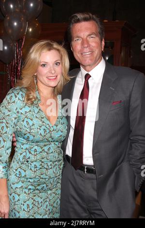 LOS ANGELES - MÄR 25: Cady McClain, Peter Bergman bei der Young and Restless 41. Anniversary Cake in der CBS Television City am 25. März 2014 in Los Angeles, CA Stockfoto