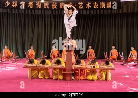 Vorführung des Shaolin-Kung Fu durch Lehrlinge im Shaolin-Tempel in Dengfeng, Henan, China. Stockfoto