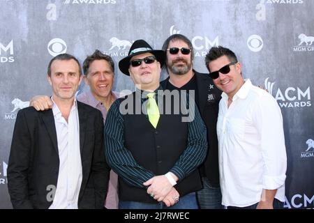 LAS VEGAS - APR 6: Blues Traveler, John Popper bei den Academy of Country Music Awards 2014 - Ankunft in der MGM Grand Garden Arena am 6. April 2014 in Las Vegas, NV Stockfoto