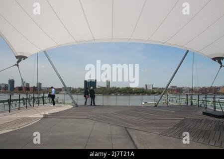 New York, USA. 05.. Mai 2022. Menschen stehen in einem neuen Park auf dem Dach einer renovierten Landebrücke am Hudson River. Die rund 8.000 Quadratmeter große Grünfläche namens „Pier 57“ bietet unter anderem Rasenfläche, Blumen, Bänke und einen Panoramablick auf Manhattan und den Bundesstaat New Jersey auf der anderen Seite des Hudson River. Quelle: Christina Horsten/dpa/Alamy Live News Stockfoto