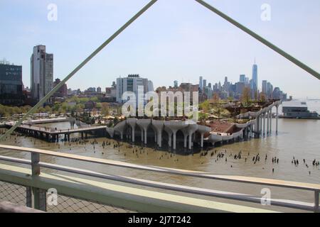 New York, USA. 05.. Mai 2022. Blick auf den neuen Park auf dem Dach einer renovierten Landebrücke am Hudson River. Die rund 8.000 Quadratmeter große Grünfläche namens „Pier 57“ bietet unter anderem Rasenfläche, Blumen, Bänke und einen Panoramablick auf Manhattan und den Bundesstaat New Jersey auf der anderen Seite des Hudson River. Quelle: Christina Horsten/dpa/Alamy Live News Stockfoto