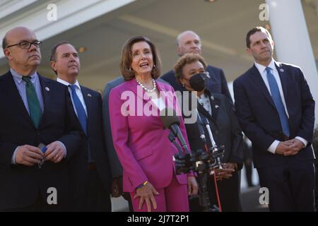 Washington, DC, USA, 10. Mai 2022, Die Sprecherin des Repräsentantenhauses der Vereinigten Staaten, Nancy Pelosi (Demokratin von Kalifornien), die Vorsitzende der Kongressdelegation, die vor kurzem die Ukraine besuchte, spricht nach einem Treffen mit US-Präsident Joe Biden am Dienstag, dem 10. Mai 2022, im Weißen Haus in Washington, DC vor den Medien. Bild von links nach rechts: US-Repräsentant James McGovern (Demokrat von Massachusetts), US-Repräsentant Adam Schiff (Demokrat von Kalifornien), Sprecher Pelosi, US-Vertreterin Barbara Lee (Demokrat von Kalifornien), US-Repräsentant William Keating (Demokrat von Massa Stockfoto