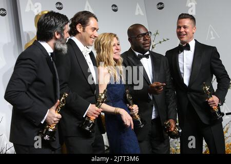 LOS ANGELES - MAR 2: Produzenten Anthony Katagas, Jeremy kleiner, Dede Gardner, Regisseur Steve McQueen, Brad Pitt - Gewinner des besten Bildes für '12 Years a Slave' bei den Academy Awards 86. im Dolby Theater, Hollywood & Highland am 2. März 2014 in Los Angeles, CA Stockfoto