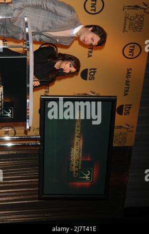 LOS ANGELES - 10. DEZEMBER: Ansel Elgort, Eva Longoria bei der Nominierung der Annual Screen Actors Guild Awards 21. im Pacific Design Center am 10. Dezember 2014 in West Hollywood, CA Stockfoto