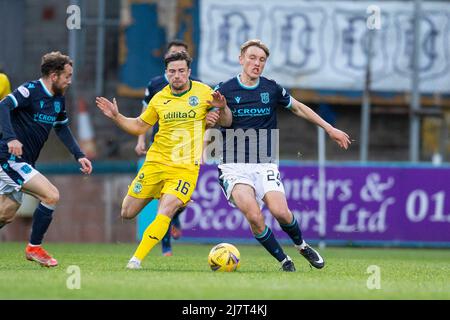 10.. Mai 2022; Dens Park, Dundee, Schottland: Schottischer Premiership-Fußball, Dundee versus Hibernian; Max Anderson von Dundee fordert mit Lewis Stevenson von Hibernian den Ball Kredit: Action Plus Sports Images/Alamy Live News Stockfoto