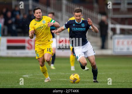 10.. Mai 2022; Dens Park, Dundee, Schottland: Schottischer Premiership-Fußball, Dundee versus Hibernian; Cammy Kerr von Dundee geht an Lewis Stevenson von Hibernian vorbei Credit: Action Plus Sports Images/Alamy Live News Stockfoto