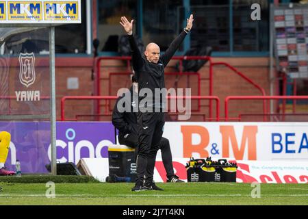 10.. Mai 2022; Dens Park, Dundee, Schottland: Schottischer Premiership-Fußball, Dundee gegen Hibernian; Hibernian Interim-Manager David Gray sendet Signale an sein Team Kredit: Action Plus Sports Images/Alamy Live News Stockfoto