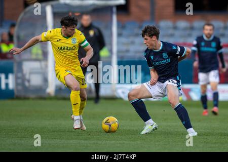 10.. Mai 2022; Dens Park, Dundee, Schottland: Schottischer Premiership-Fußball, Dundee versus Hibernian; Josh Mulligan von Dundee übernimmt Lewis Stevenson von Hibernian Kredit: Action Plus Sports Images/Alamy Live News Stockfoto