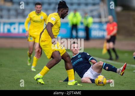 10.. Mai 2022; Dens Park, Dundee, Schottland: Schottischer Premiership-Fußball, Dundee versus Hibernian; Rocky Bushiri aus Hibernian wird von Jordan Marshall aus Dundee angegangen Credit: Action Plus Sports Images/Alamy Live News Stockfoto