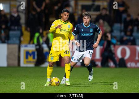 10.. Mai 2022; Dens Park, Dundee, Schottland: Schottischer Premiership-Fußball, Dundee gegen Hibernian; Sylvester Jasper von Hibernian wird von Josh Mulligan von Dundee schattet Credit: Action Plus Sports Images/Alamy Live News Stockfoto