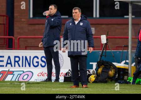 10.. Mai 2022; Dens Park, Dundee, Schottland: Schottischer Premiership-Fußball, Dundee versus Hibernian; Dundee-Manager Mark McGhee beobachtet das Spiel genau Credit: Action Plus Sports Images/Alamy Live News Stockfoto