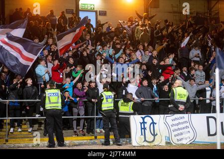 10.. Mai 2022; Dens Park, Dundee, Schottland: Schottischer Premiership-Fußball, Dundee gegen Hibernian; Dundee-Fans feiern ihren 3-1-Sieg in Vollzeit Credit: Action Plus Sports Images/Alamy Live News Stockfoto