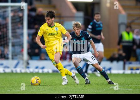 10.. Mai 2022; Dens Park, Dundee, Schottland: Schottischer Premiership-Fußball, Dundee versus Hibernian; Joe Newell von Hibernian geht an Max Anderson von Dundee vorbei Credit: Action Plus Sports Images/Alamy Live News Stockfoto