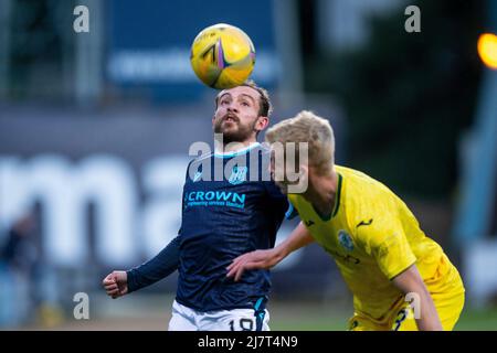 10.. Mai 2022; Dens Park, Dundee, Schottland: Schottischer Premiership-Fußball, Dundee gegen Hibernian; Paul McMullan von Dundee fordert den Ball mit Josh Doig von Hibernian Kredit: Action Plus Sports Images/Alamy Live News Stockfoto