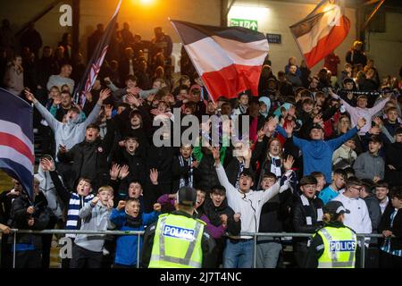 10.. Mai 2022; Dens Park, Dundee, Schottland: Schottischer Premiership-Fußball, Dundee gegen Hibernian; Dundee-Fans feiern ihren 3-1-Sieg in Vollzeit Credit: Action Plus Sports Images/Alamy Live News Stockfoto