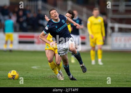 10.. Mai 2022; Dens Park, Dundee, Schottland: Schottischer Premiership-Fußball, Dundee versus Hibernian; Cammy Kerr von Dundee wird von Lewis Stevenson von Hibernian niedergebracht Credit: Action Plus Sports Images/Alamy Live News Stockfoto