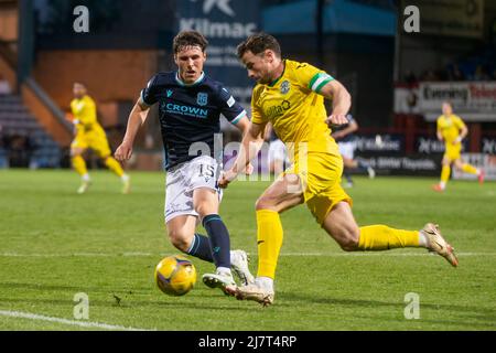 10.. Mai 2022; Dens Park, Dundee, Schottland: Schottischer Premiership-Fußball, Dundee versus Hibernian; Lewis Stevenson von Hibernian übernimmt Josh Mulligan von Dundee Kredit: Action Plus Sports Images/Alamy Live News Stockfoto