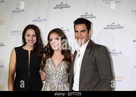 LOS ANGELES - NOV 4: Kaitlin Riley, Bailee Madison, Jordi Vilasuso beim Empfang der Northpole-Vorführung des Hallmark Channels im La Piazza Restaurant im The Grove am 4. November 2014 in Los Angeles, CA Stockfoto