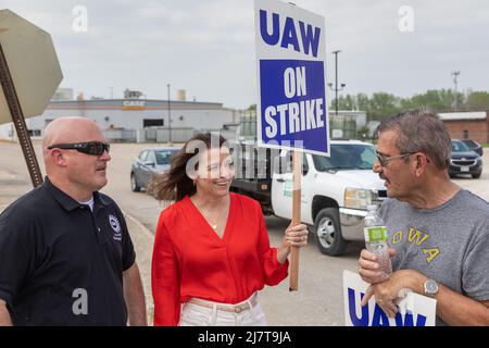 Burlington, Iowa, USA. 10.. Mai 2022. Christina Bohannan, Kongresskandidatin des Bezirks Iowa 1., besucht am 10. Tag ihres Streiks gegen CNH Industrial in Burlington, Iowa, USA Keith Turrill/Alamy Live News die UAW-Beschäftigten Stockfoto