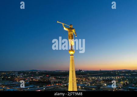 Angel Moroni von Mormon Church gegen den Nachthimmel. Stockfoto